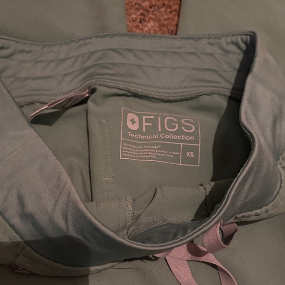 Figs Sage Green scrub jogger set - Picture 2 of 4